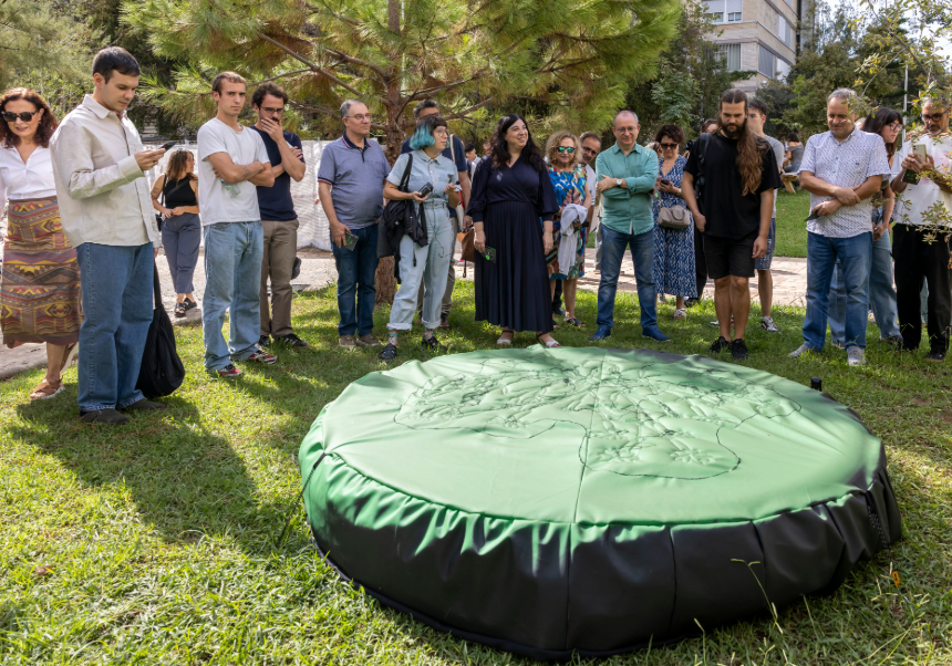 Moment de la inauguració al campus de Burjassot davant l'obra de Reyes Pe / M. Lorenzo