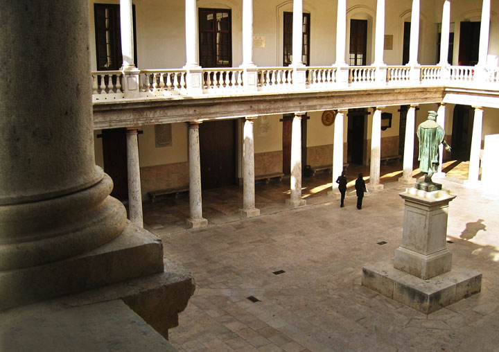 Cloister of La Nau.