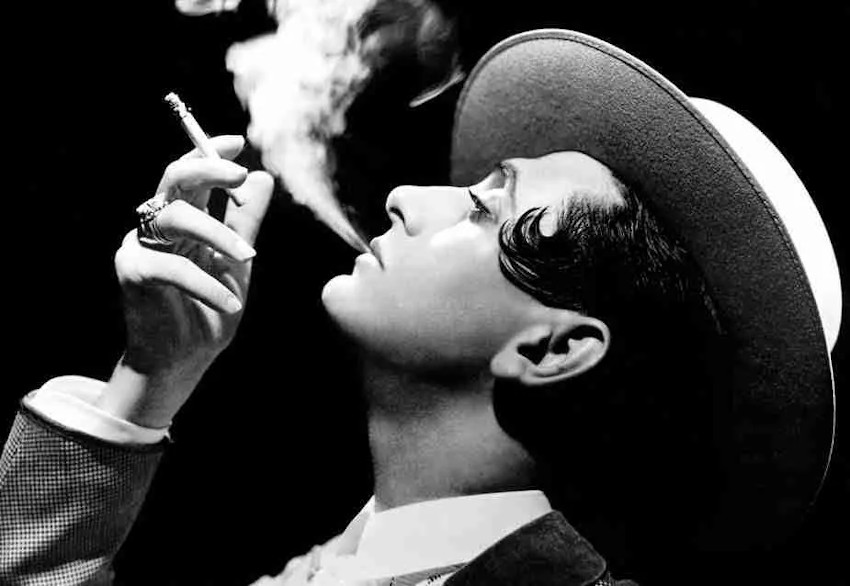 Hombre fumando