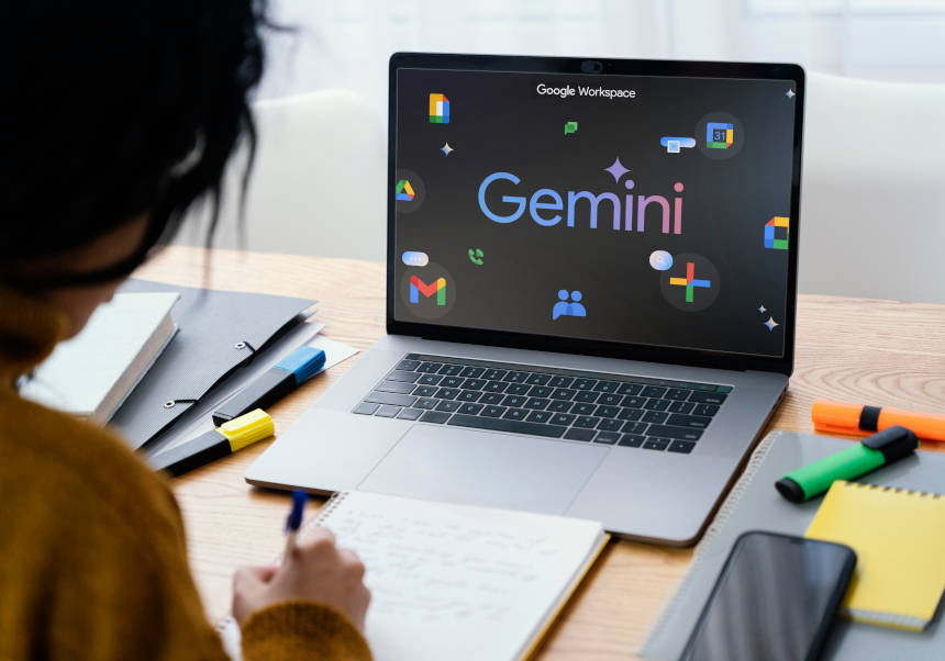 Una mujer trabaja con la IA de Google.
