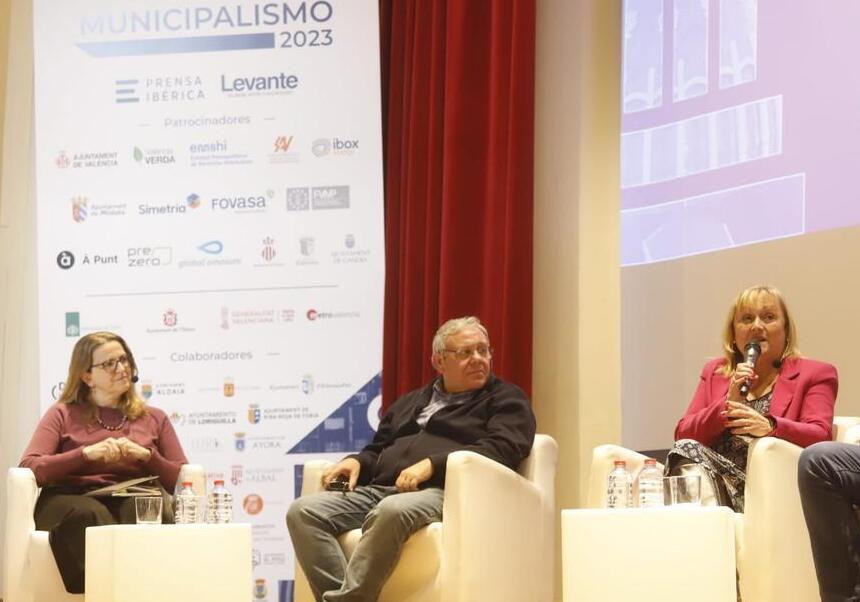 Imatge del debat en la que apareixen Javier Esparcia, Elena Cebrián (esquerra) i Consuelo Alfonso (dreta)