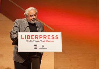 Javier de Lucas, en el moment de recollir el premi.