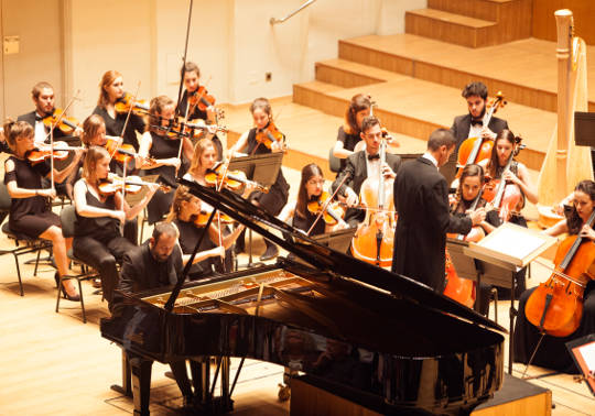 La OFUV y el piano de Xavier Torres Cuenca, en el último Concierto de Apertura del curso universitario.