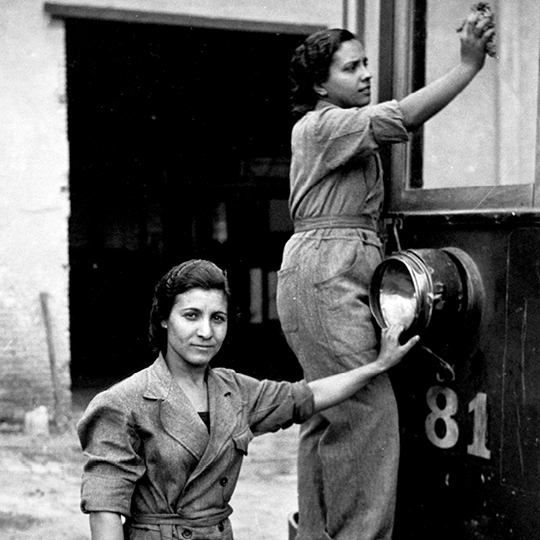 Tranvieras delante de un vagón, mayo, 1938 © Luis Vidal