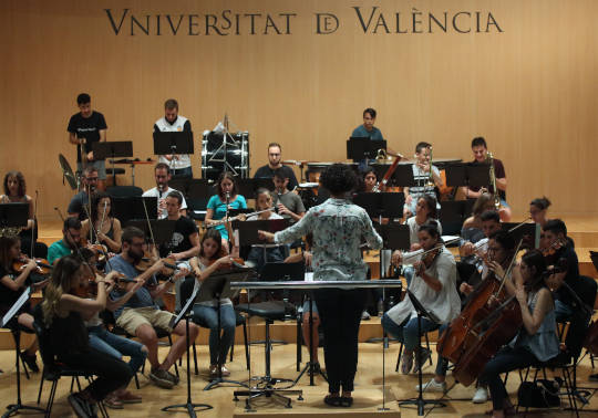 Orquestra Filharmònica de la Universitat de València, con dirección de Beatriz Fernández Aucejo.