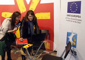 A student interested in European job offers in the Forum.Photo: Miguel Lozano