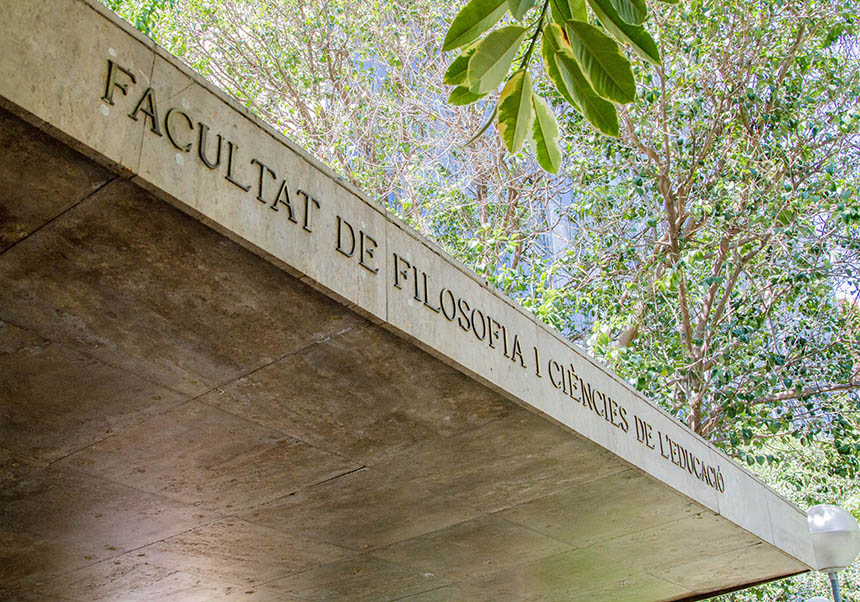 Fotografía de la entrada al edificio