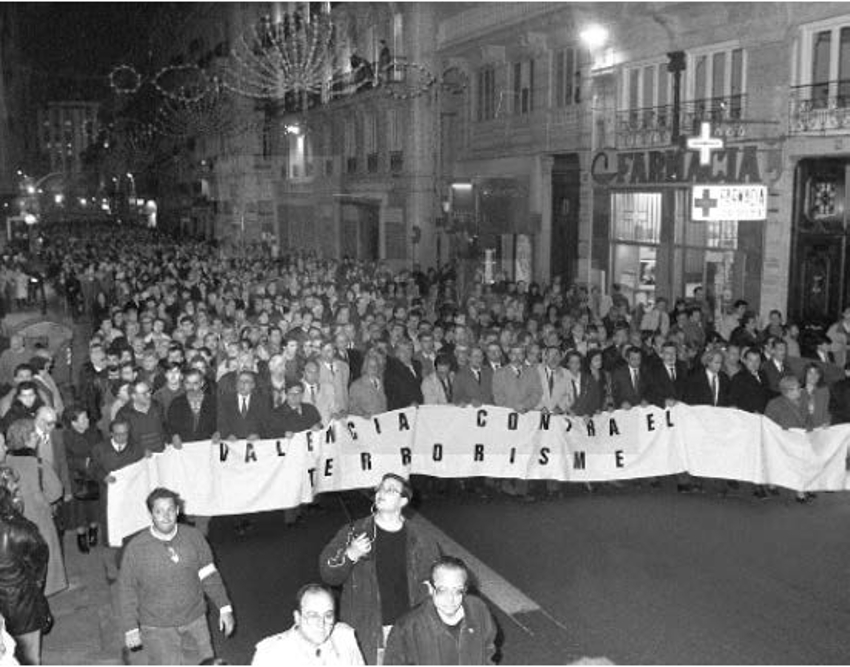 Manifestació convocada per la Facultat de Dret contra el terrorisme amb el suport de totes les forces polítiques, sindicals i socials de la Comunitat Valenciana, València, 30/01/92, J. C. Cárdenas (Agencia EFE)