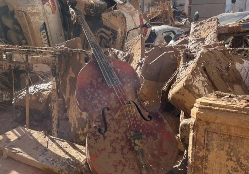 Un violonchelo dañado por la dana. Foto cedida por la Unió Musical de Paiporta.