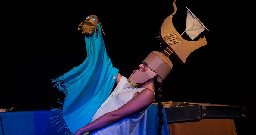 Un home amb casc i un ninot a la mà