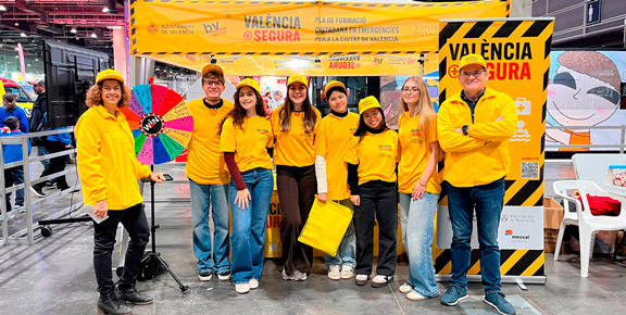 Estudiantado de la UV llevan la educación en emergencias a Expojove 2025 junto a los Bomberos de València (29/12/2025) - imatge 0