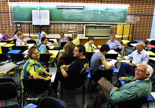 Una classe amb alumnes de La Nau Gran a la Universitat de València.