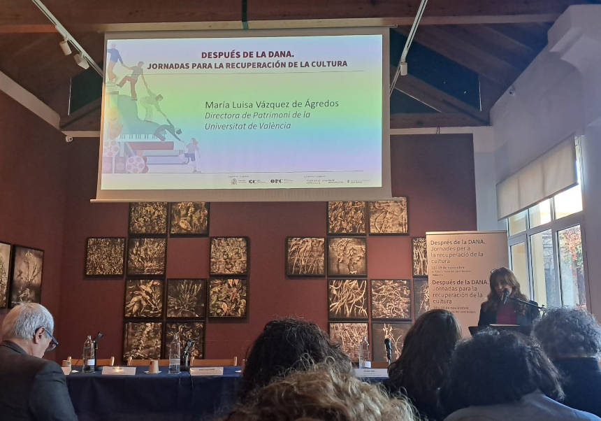 La directora de Patrimonio de la UV, Marisa Vázquez de Ágredos, presenta el proyecto 'Salvem les fotos' de la Universitat de València en las jornadas. FOTOS: David Murillo, ORC, UV.