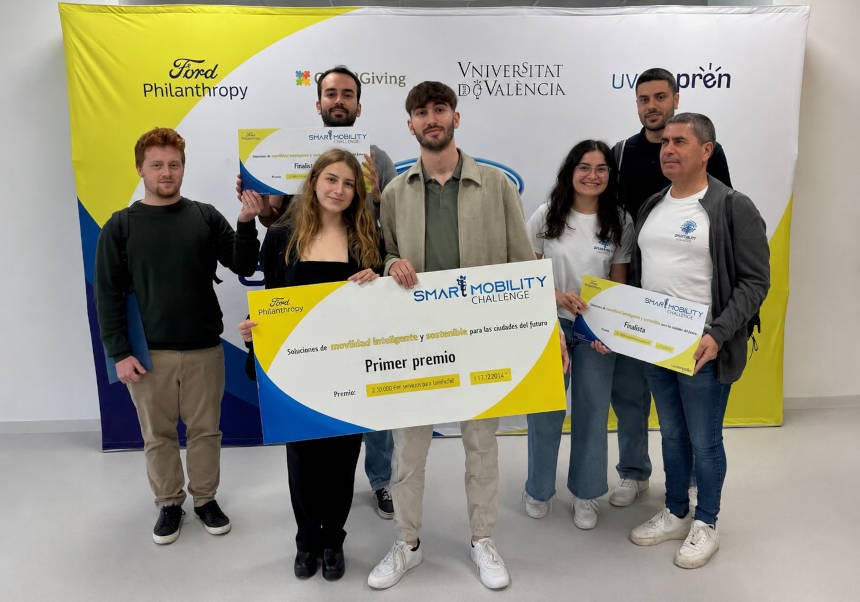 Momento de la recogida del premio.