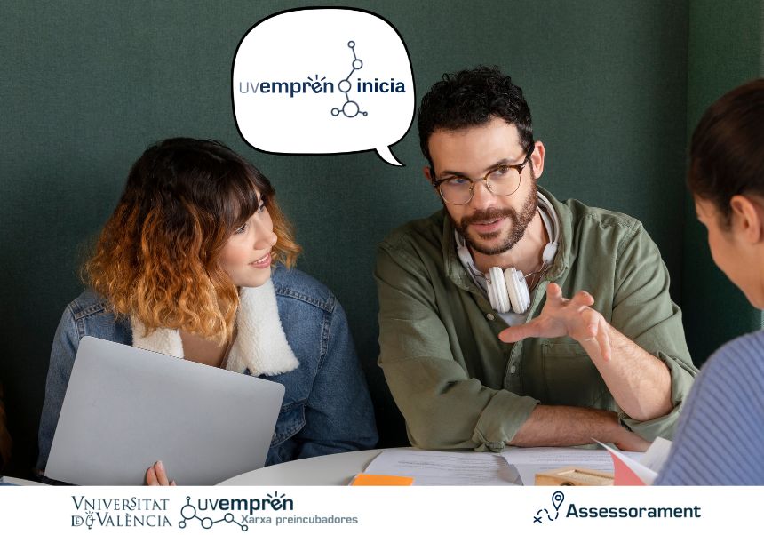 tres estudiants al voltant d'una taula