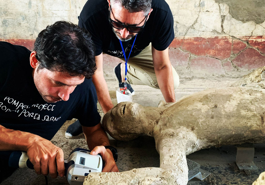 Los investigadores de la Universitat de València Gianni Gallello y Llorenç Alapont, en el análisis de los calcos de Pompeya con fluorescencia de rayos x.