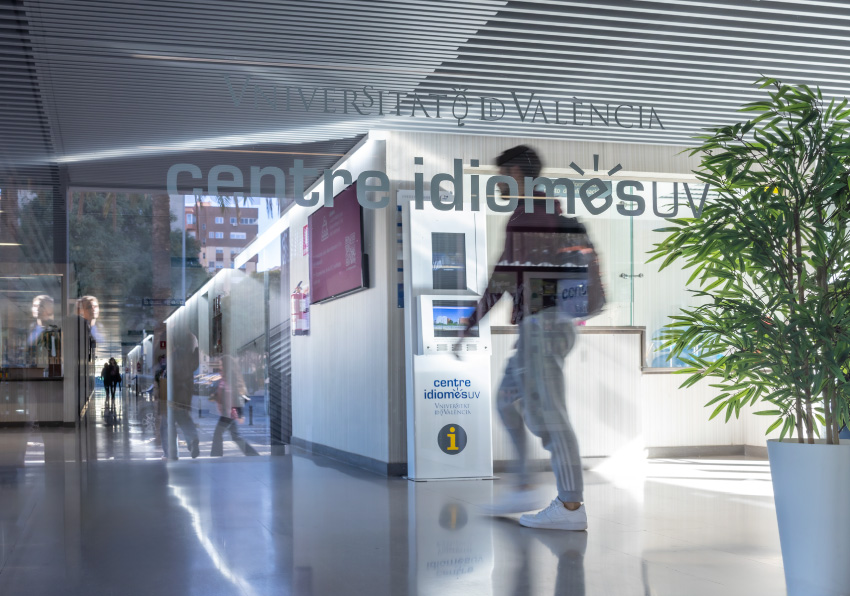 Imatge del esdeveniment:Imatge gràfica de la nova oferta de cursos d'idiomes per al curs 2025-2026.