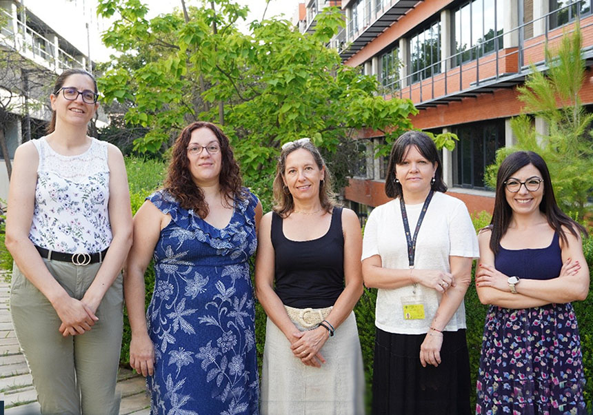 De izquierda a derecha, Laura Francés Soriano (ICMOL), María González Béjar (ICMOL), Virginie Lhiaubet (ITQ), Gemma Rodríguez Muñiz (ITQ) y Delia Belleza (ICMOL)