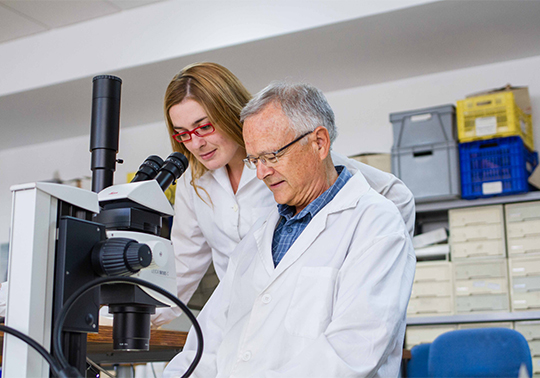 Hombre y mujer en un laboratorio