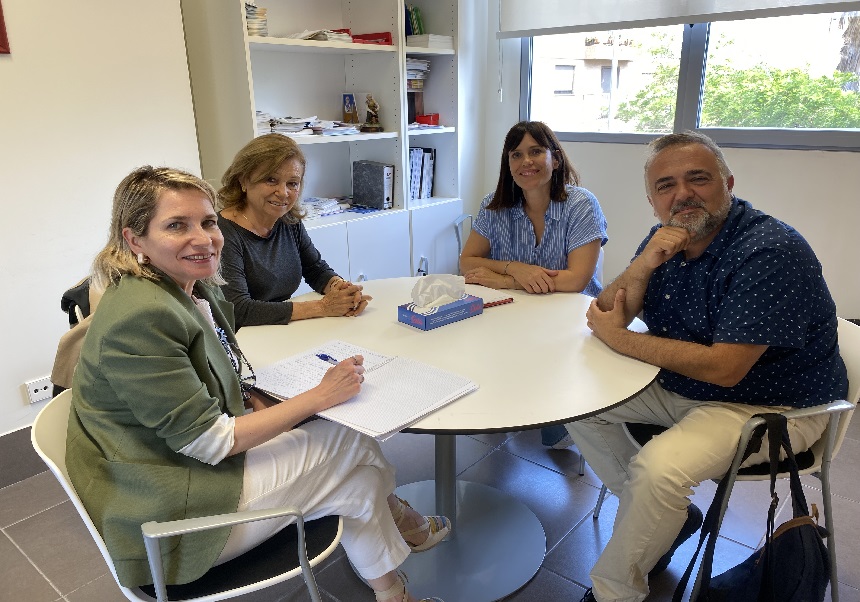 Taula amb persones reunides