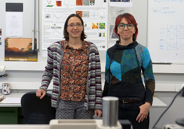 D'esquerra a dreta, les investigadores Ana Cros i Núria Garro