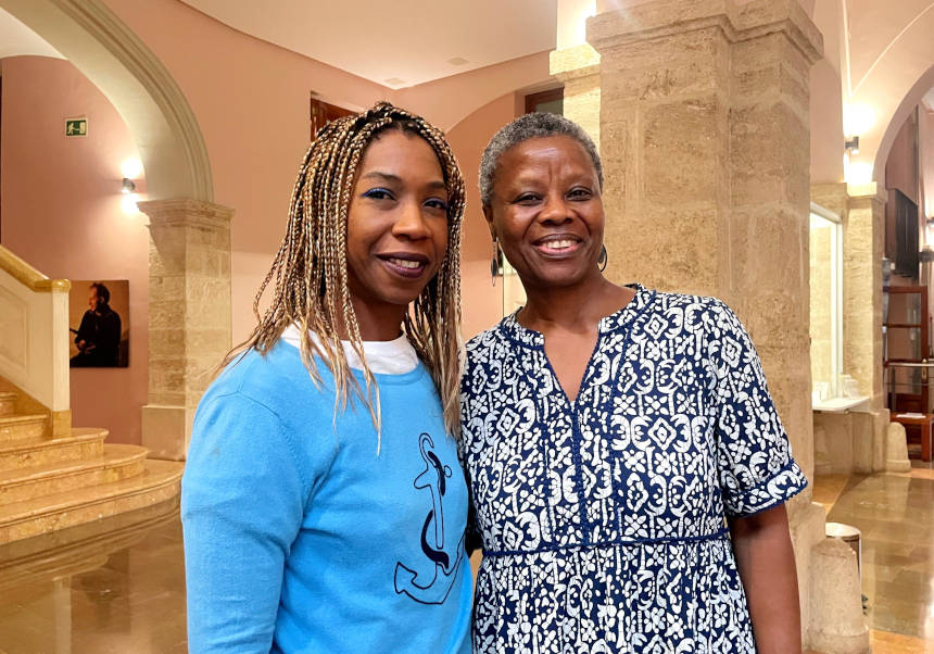 La actriz y cineasta Beatriz Mbula (derecha) y la escritora feminista Ángela Nzambi.