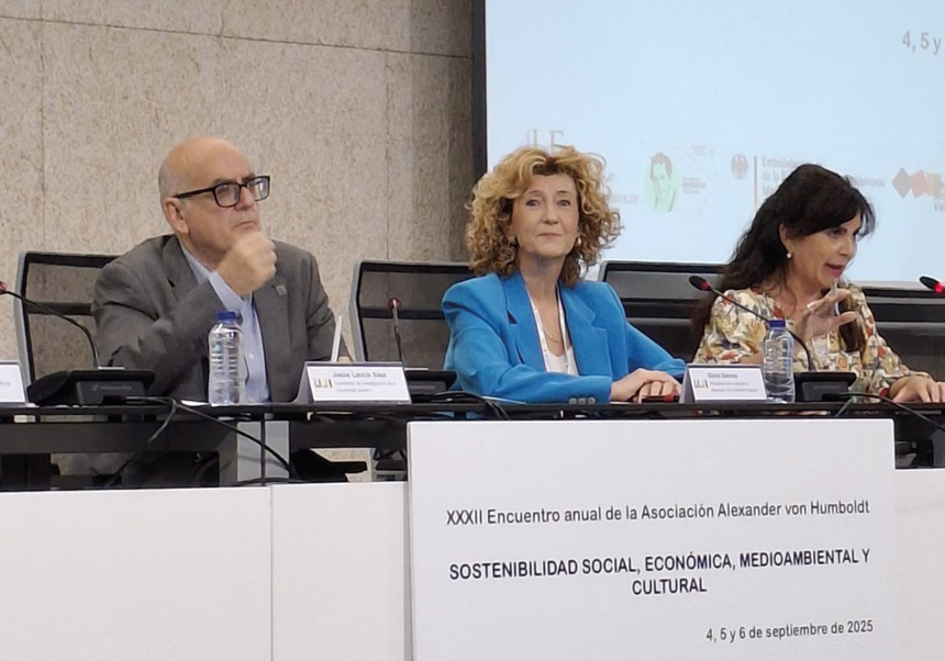 Silvia Barona, al centre, durant l'encontre de l'Associació Humboldt.