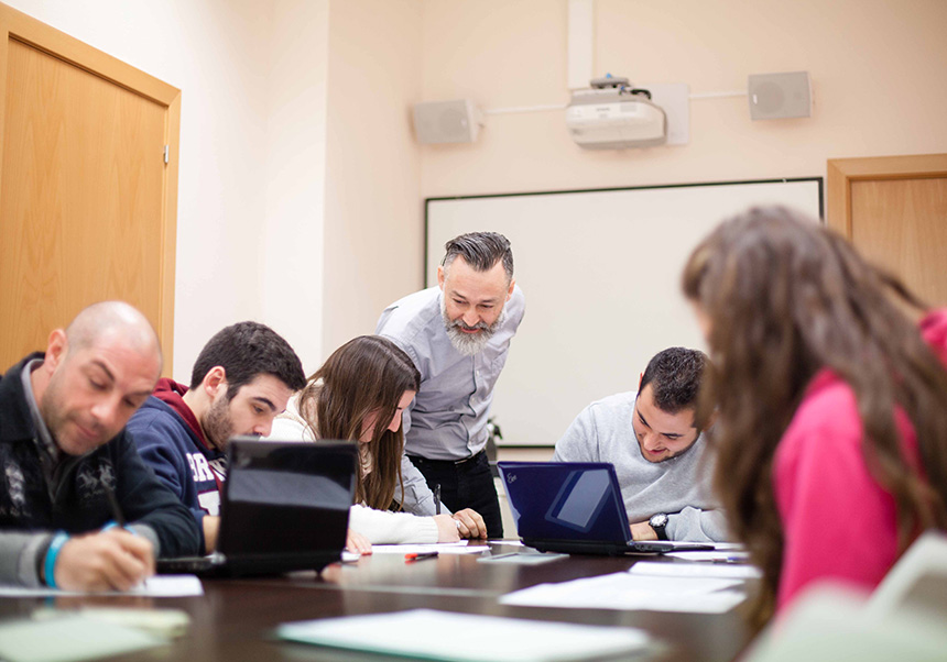 Professor amb estudiants