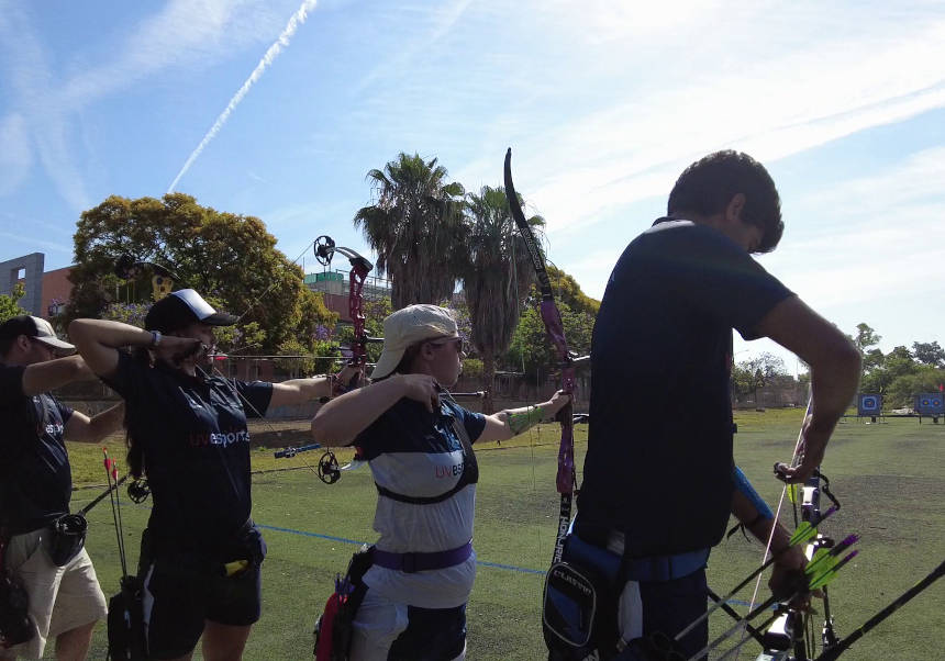 Els i les esportistes es preparen per a la competició en la Jornada de Tir amb Arc.