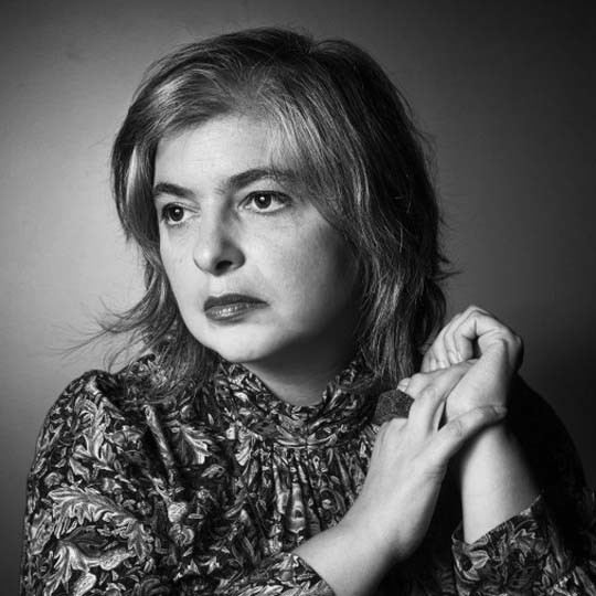 Foto de Mariana Enríquez y portada del libro