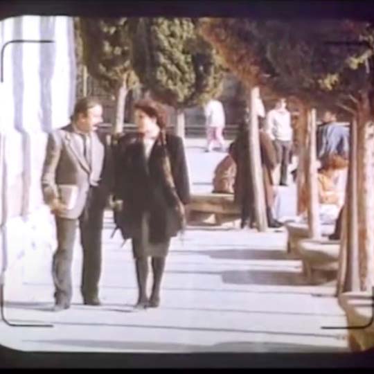 Un home i una dona caminant pel carrer