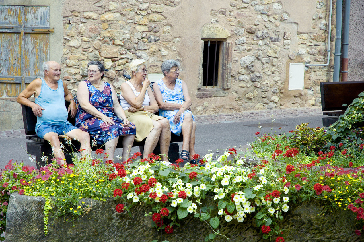 Ancianos en un banco