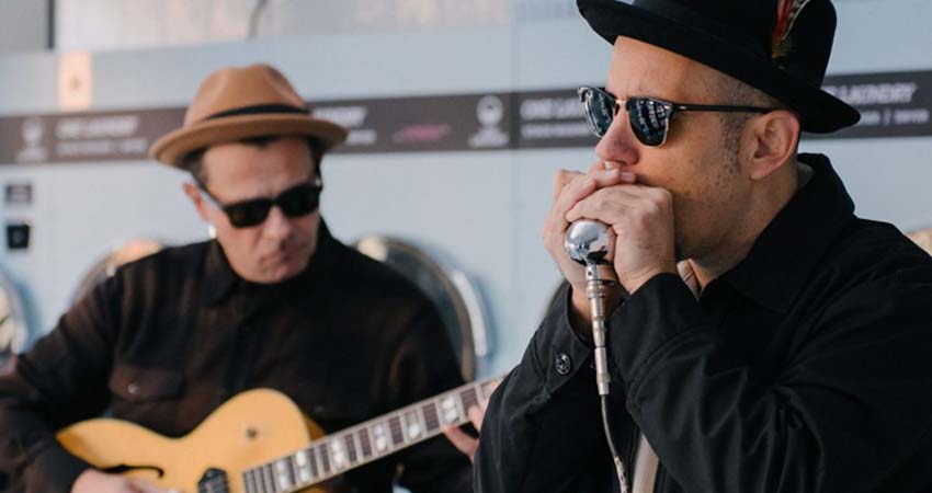 Dos músics, un amb una guitarra i l'altre cantant
