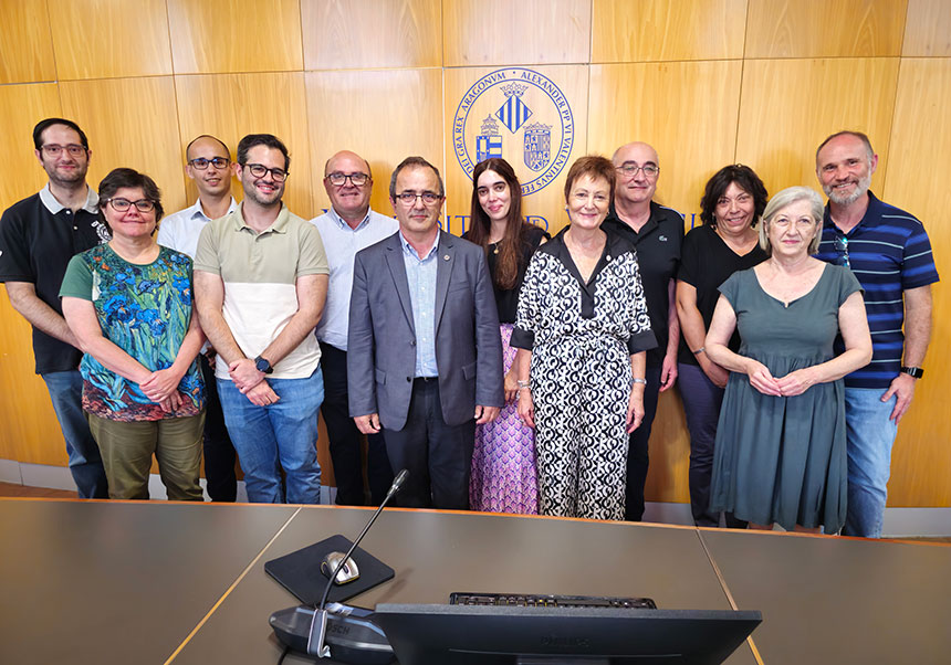 Representantes de las diversas empresas en su reunión con la Rectora.