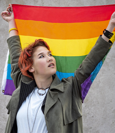 Persona amb bandera LGTBI