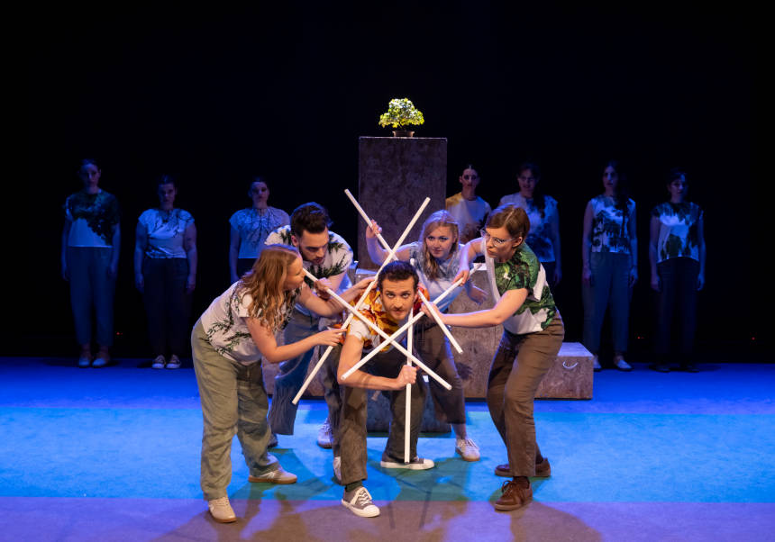 Una escena de la obra 'Qui sóc jo quan ningú em mira' de Escena Erasmus UV. FOTO: MIGUEL LORENZO.
