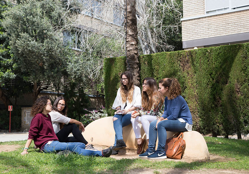 Alumnes en sala d'estudi