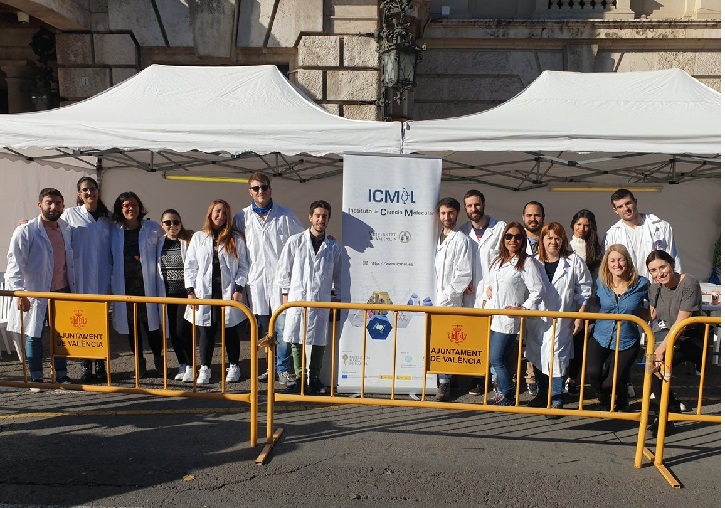 Esta imatge mostra persones de l'Institut de Ciència Mol·lecular (ICMol) de la Universitat de València.