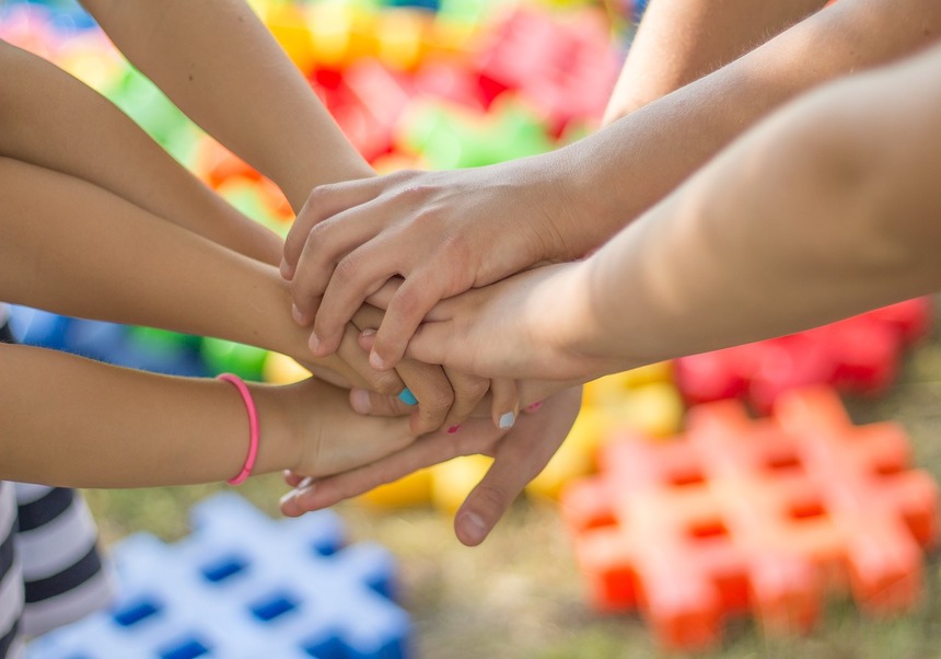 Niños dándose la mano