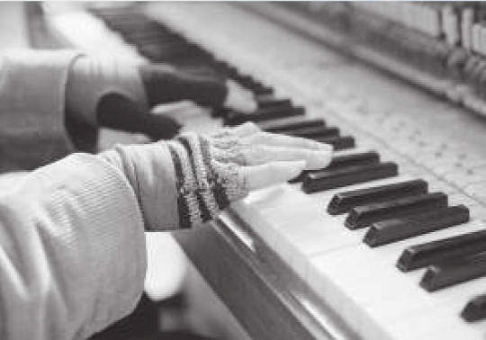 Pianista con guantes de invierno.