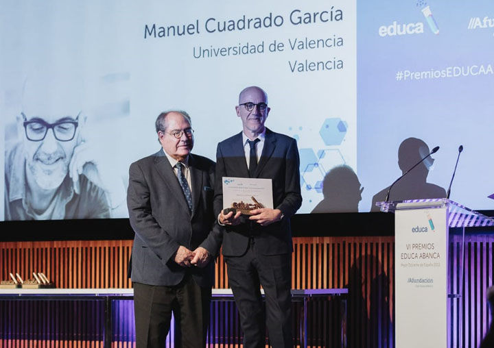 Manuel Cuadrado-García, en el moment de recollir el premi.