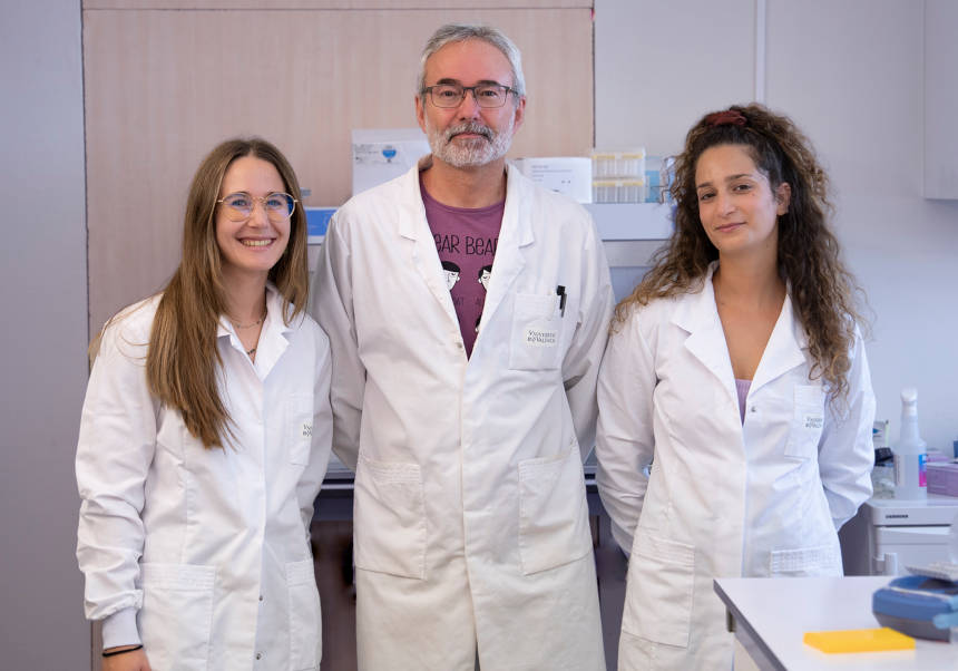 Els investigadors del grup de Rubén Artero (d'esquerra a dreta): Àngela Natividad, Arturo López-Castel i Yasmine Ferchichi.