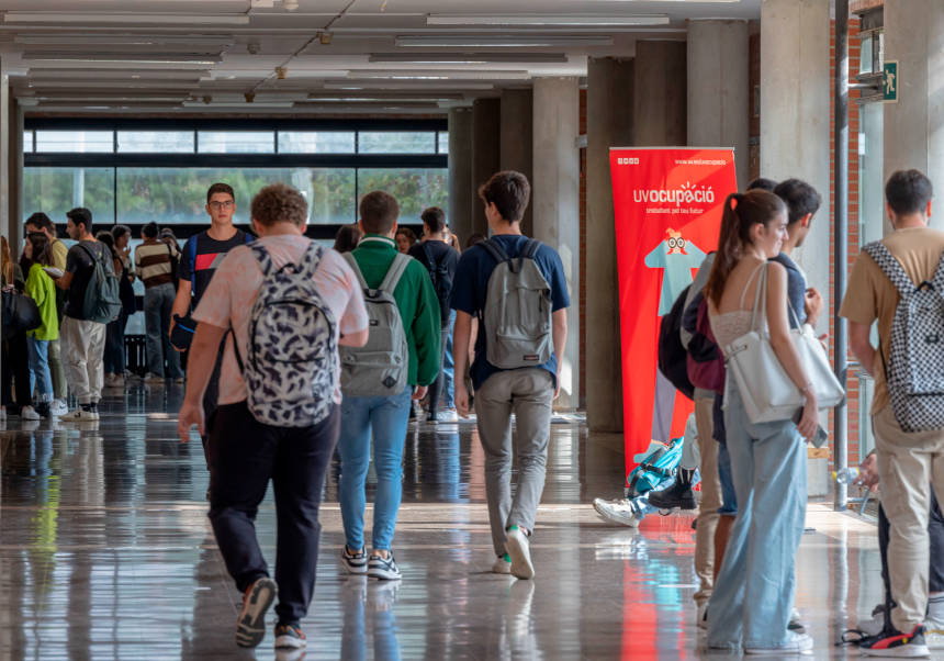 Estudiantes i estudiants de la Facultat de Farmàcia.