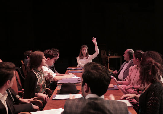 Escena de la obra de teatro 'Un dubte raonable', de ASSAIG.