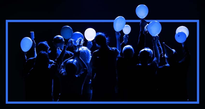 Grupo de gente con globos