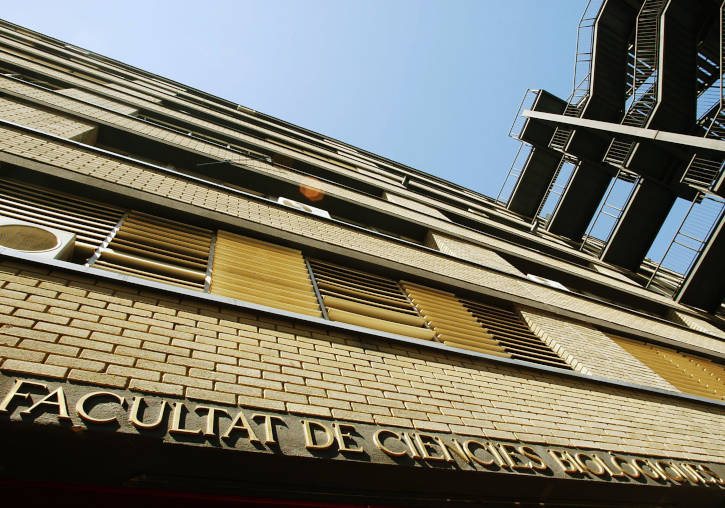 Façana de la Facultat de Ciències Biològiques de la UV on es cursa el grau en Ciències Ambientals.