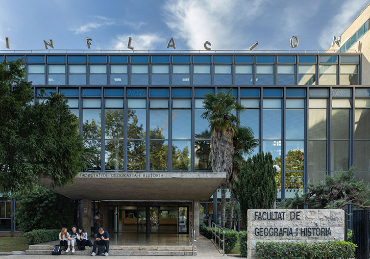 Fotografia de l’obra ‘inflación’ d’Escif + brilloysabor en la façana de la Facultat de Geografia i Història de la Universitat de València / Miguel Lorenzo