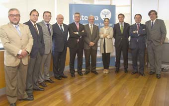 Promotors i patrocinadors de la Càtedra, amb el rector Esteban Morcillo.