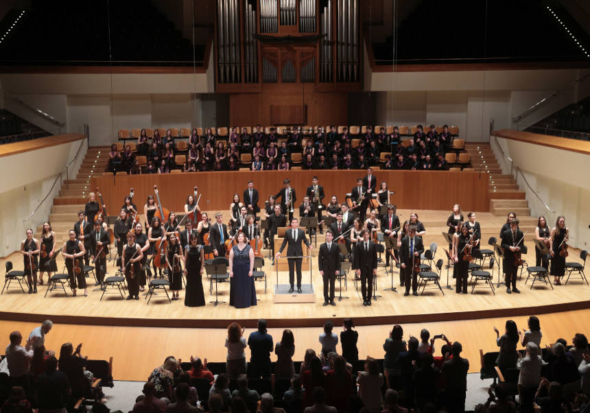 L'Orquestra UV i el Cor Jove català, precedits per Hilari Garcia Gázquez i els quatre solistes, en finalitzar el concert. FOTOS: Eduardo Alapont.