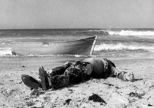 Fotografía del periodista Ildefonso Sena de la primera víctima documentada de la inmigración en las costas españolas.